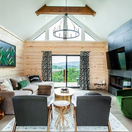 Bearly Haus View, Hot Tub Private Pool Theater Villa